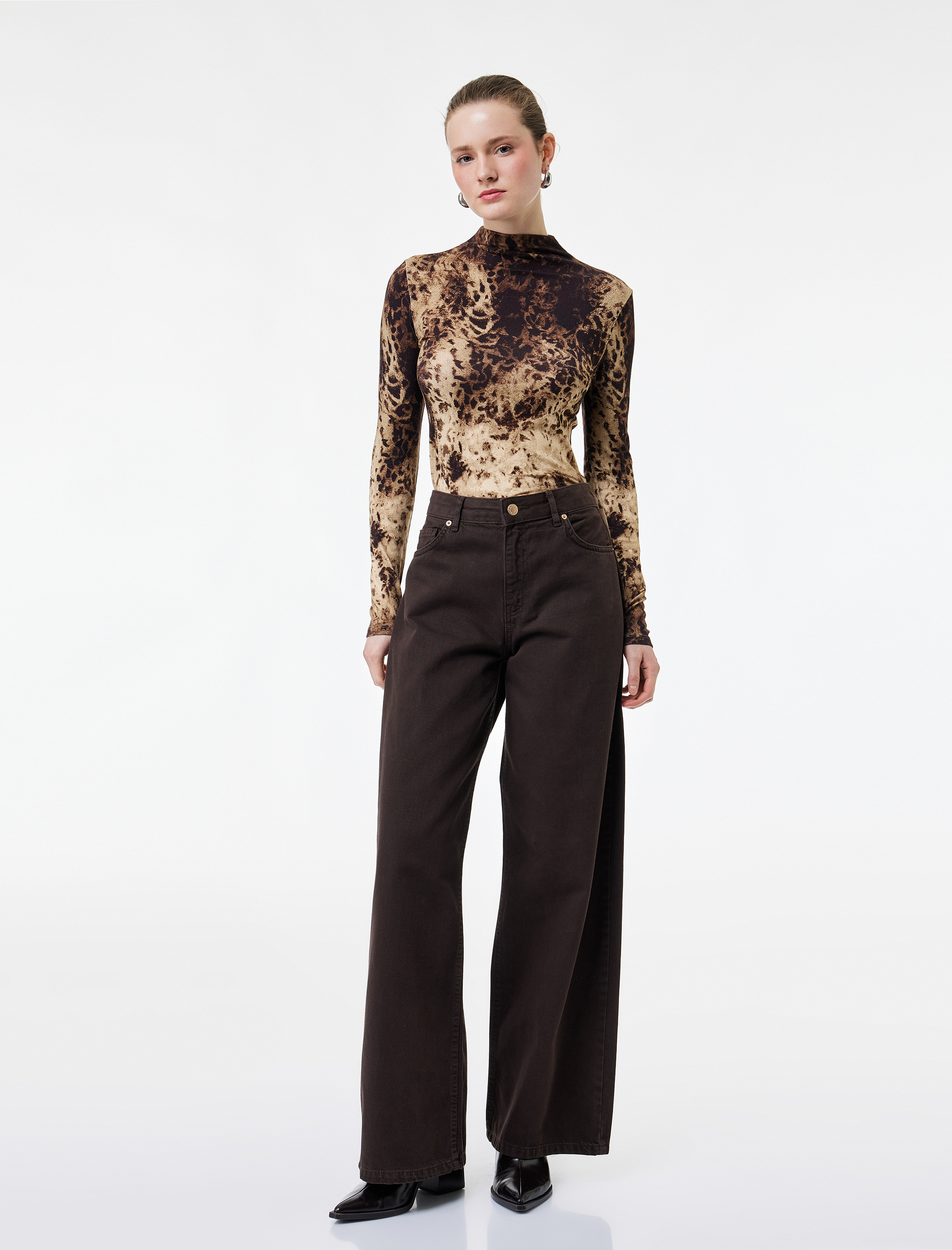   Koton X Şahika Ercümen - Slim Fit Uzun Kollu Dik Yaka Leopar Desenli Tişört