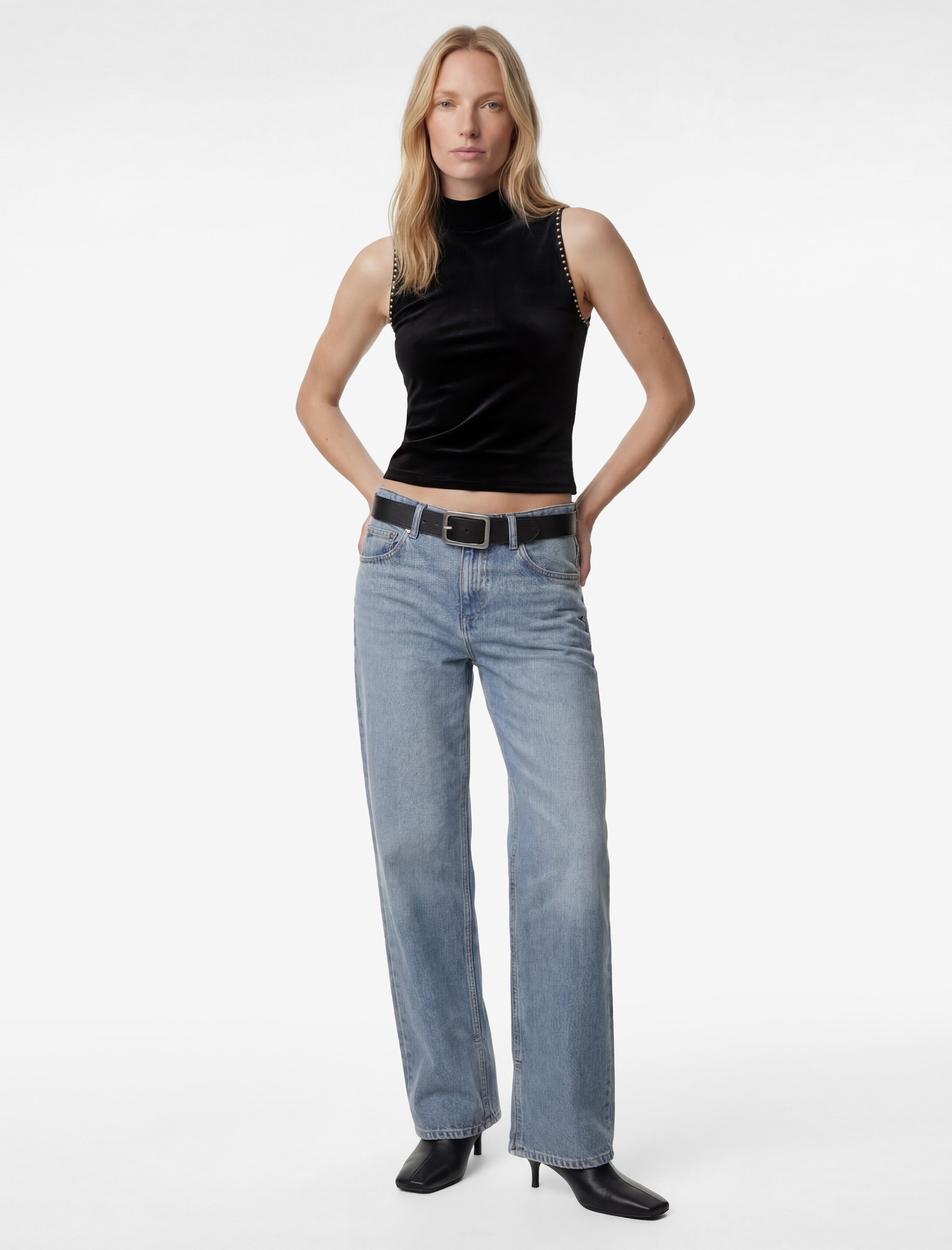   Kolsuz Dik Halter Yaka Taşlı Kadife Bluz