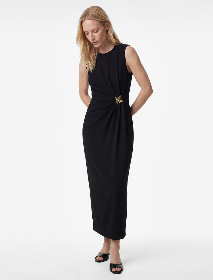  Krep Kumaş Slim Fit Aksesuarlı Kolsuz Bisiklet Yaka Midi Boy Drapeli Elbise