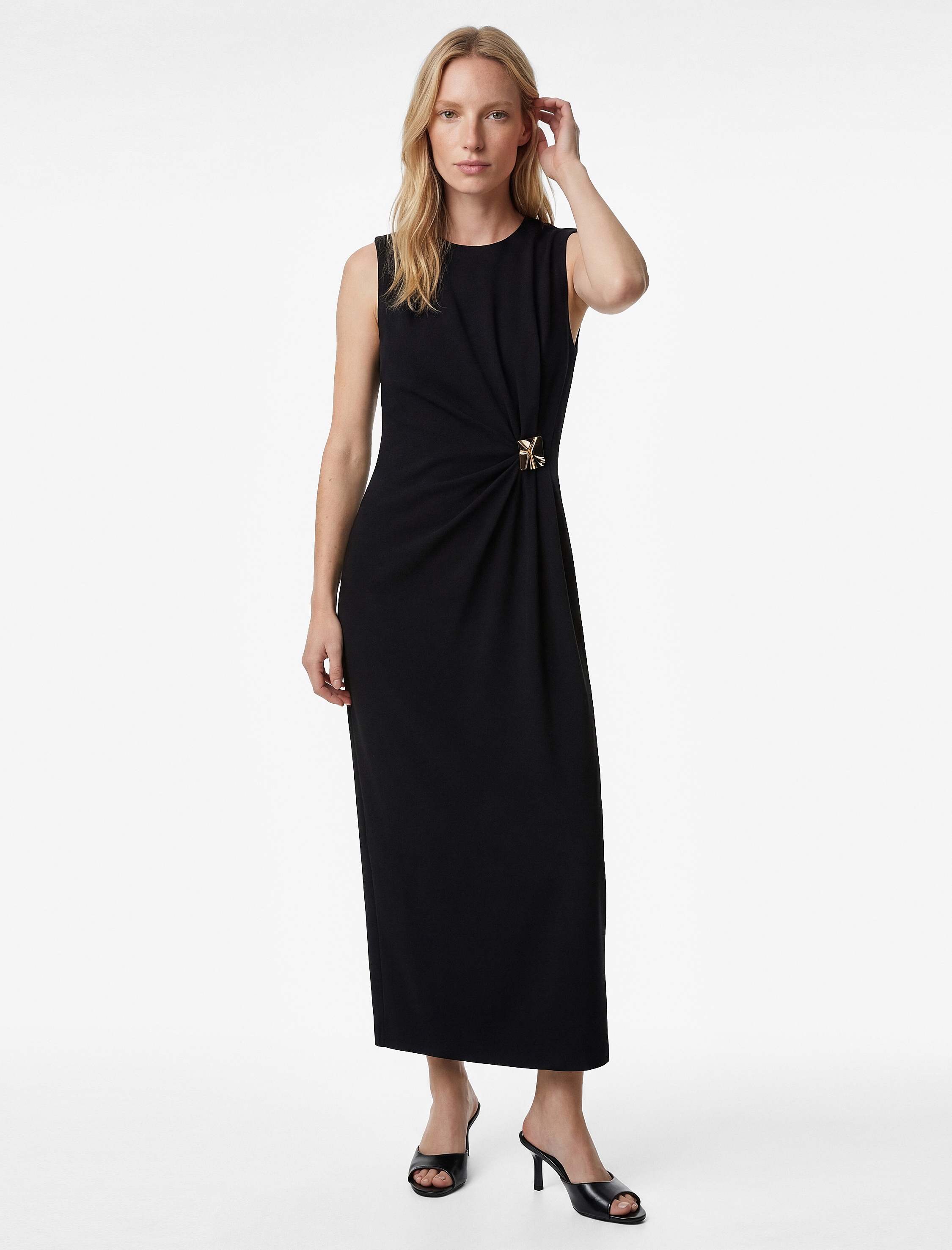   Krep Kumaş Slim Fit Aksesuarlı Kolsuz Bisiklet Yaka Midi Boy Drapeli Elbise