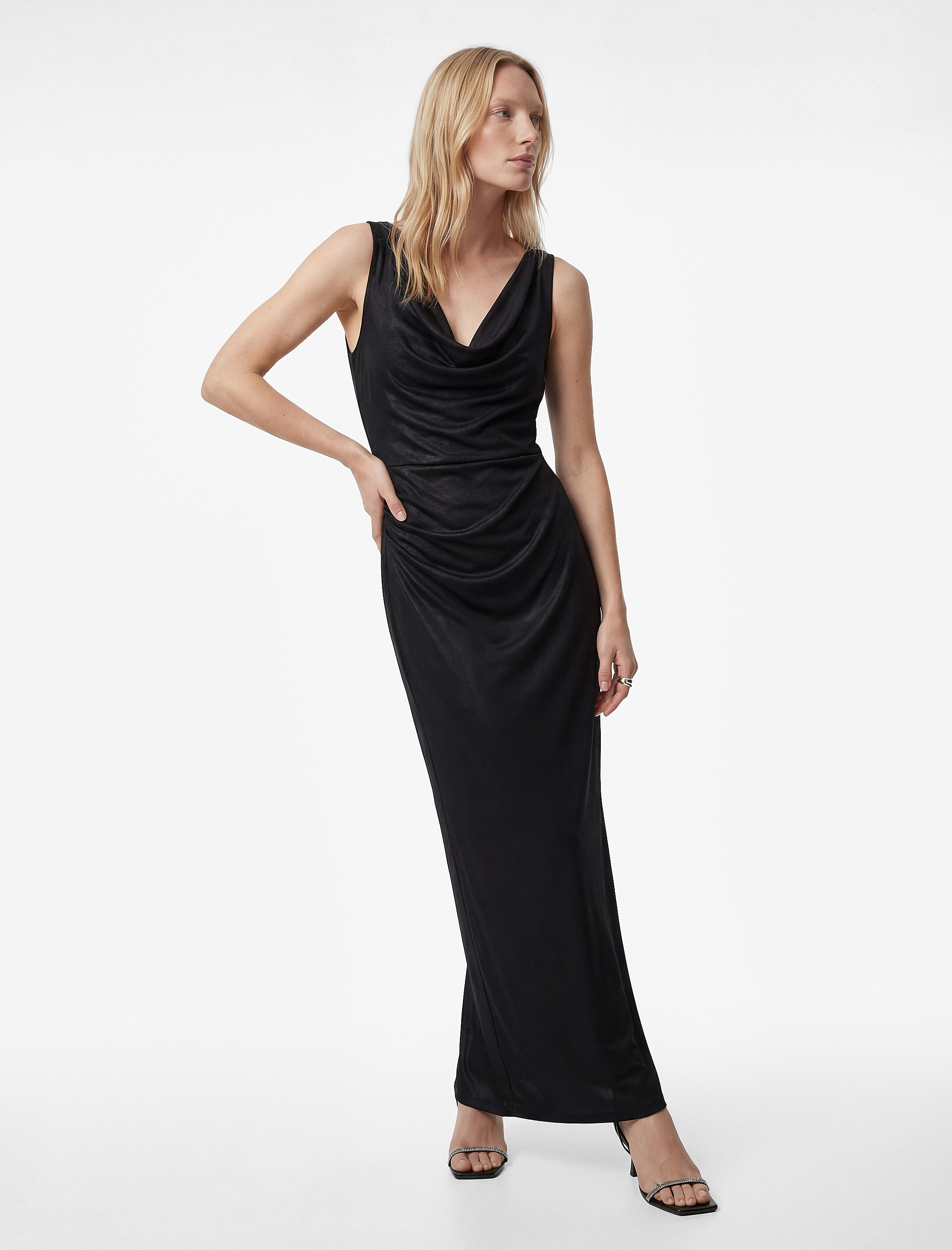   Slim Fit Kayık Degaje Yaka Drapeli Kolsuz Parıltılı Uzun Gece Elbisesi