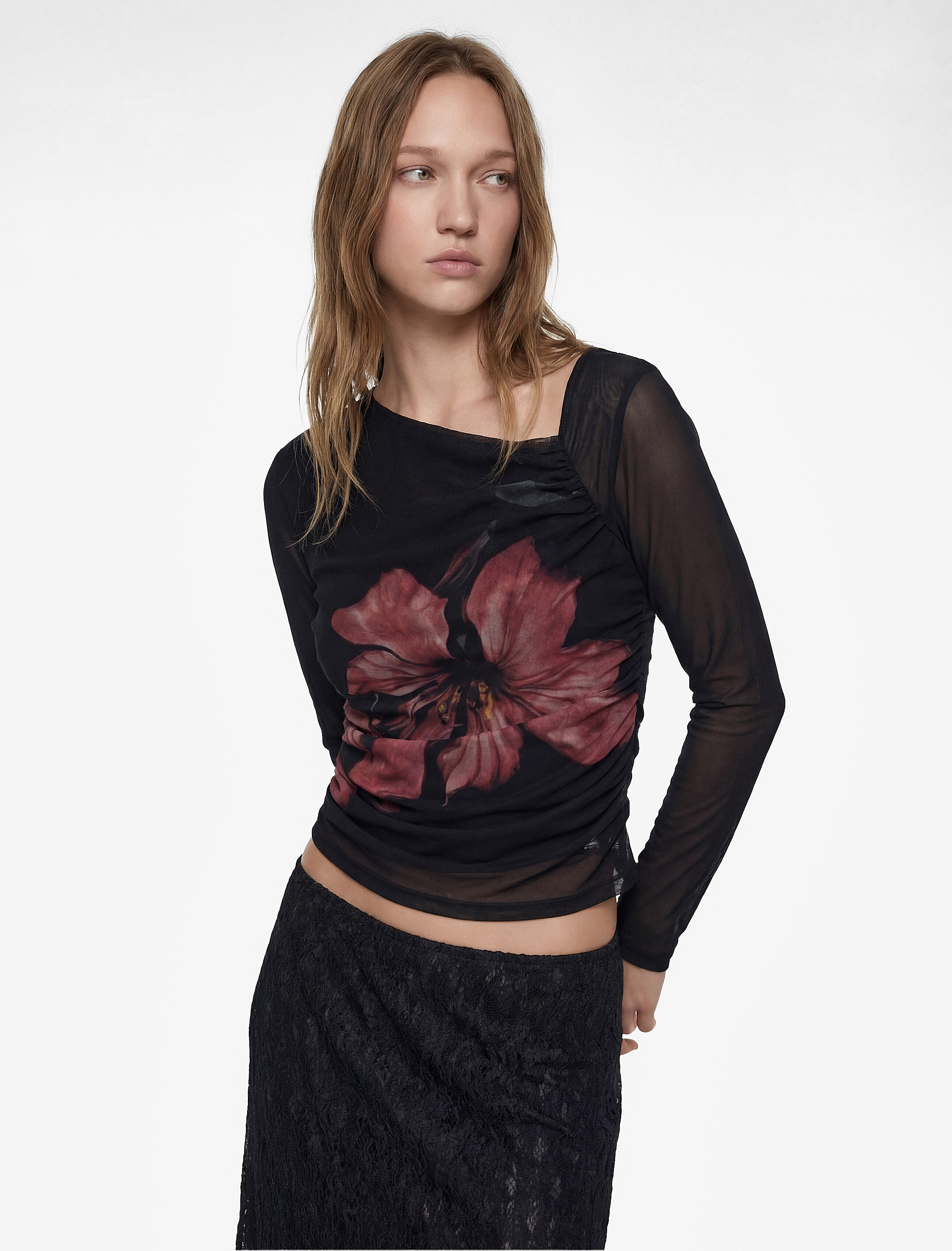   Asimetrik Yaka Uzun Kollu Büzgülü Çiçekli Tül Tişört