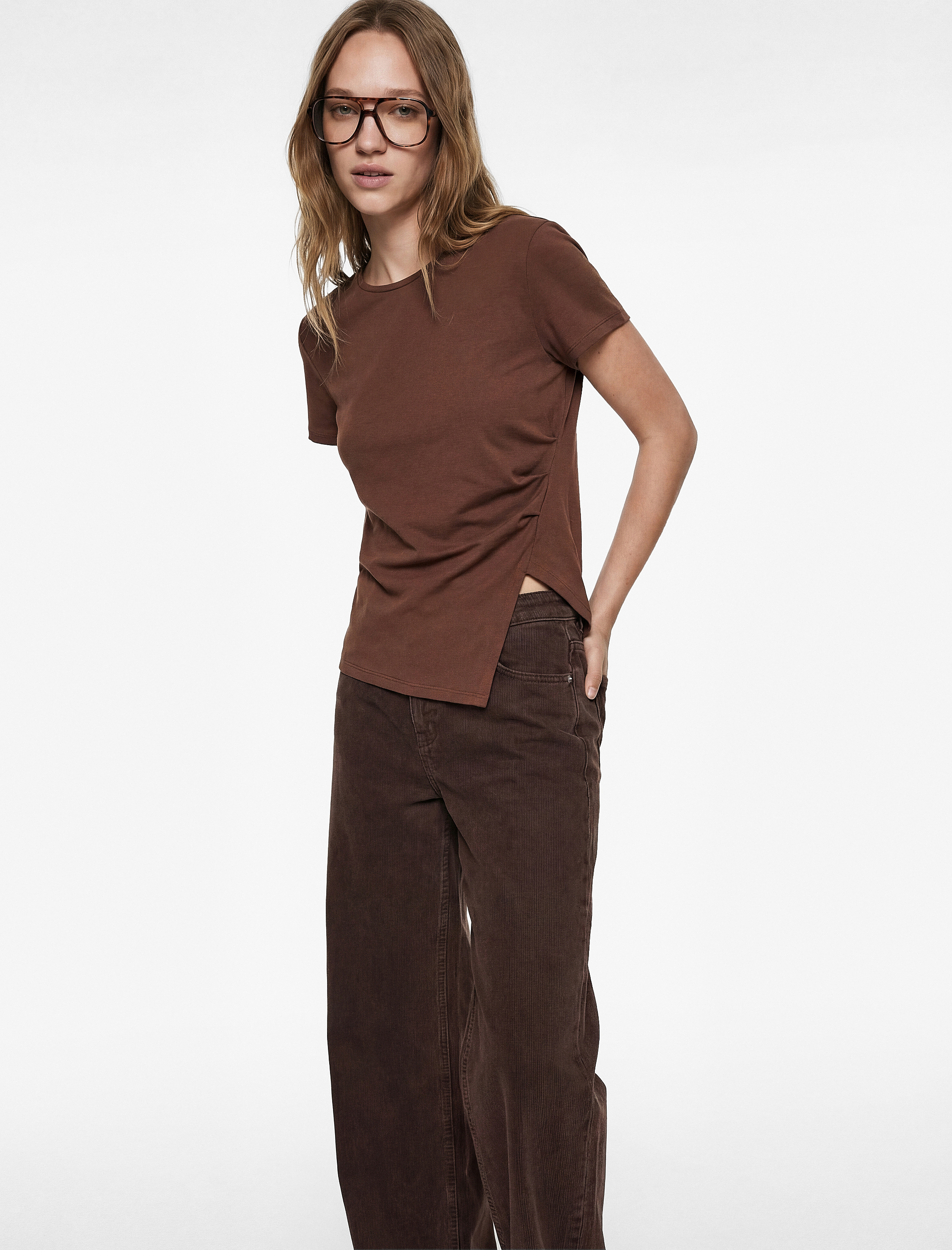   Pamuklu Kısa Kollu Bisiklet Yaka Ön Yırtmaç Detaylı Tişört