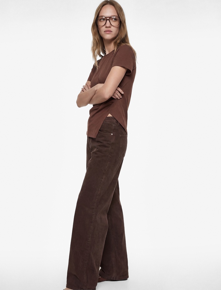  Pamuklu Kısa Kollu Bisiklet Yaka Ön Yırtmaç Detaylı Tişört