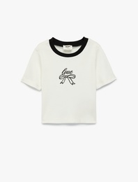 Pamuklu Kısa Kollu Bisiklet Yaka Fiyonk  Nakış Detaylı Tişört