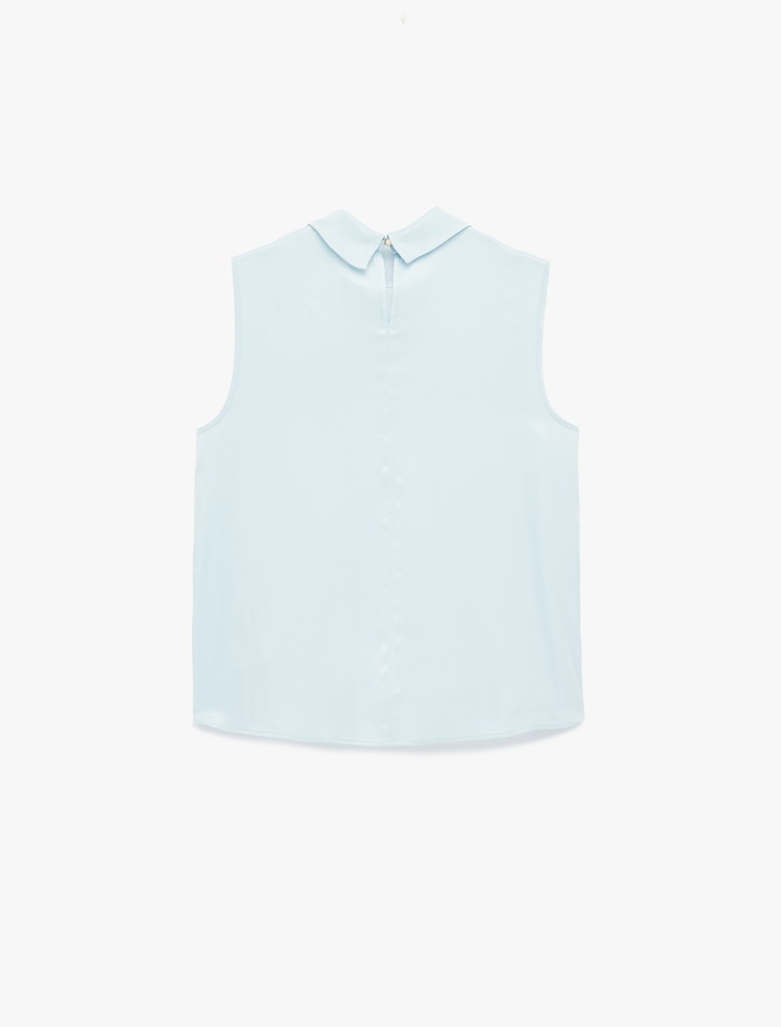  Asimetrik Yakalı Metal Aksesuarlı Kolsuz Viskon Bluz