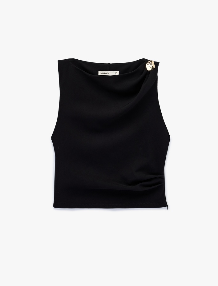  Aksesuar Detaylı Bisiklet Yaka Kolsuz Bluz