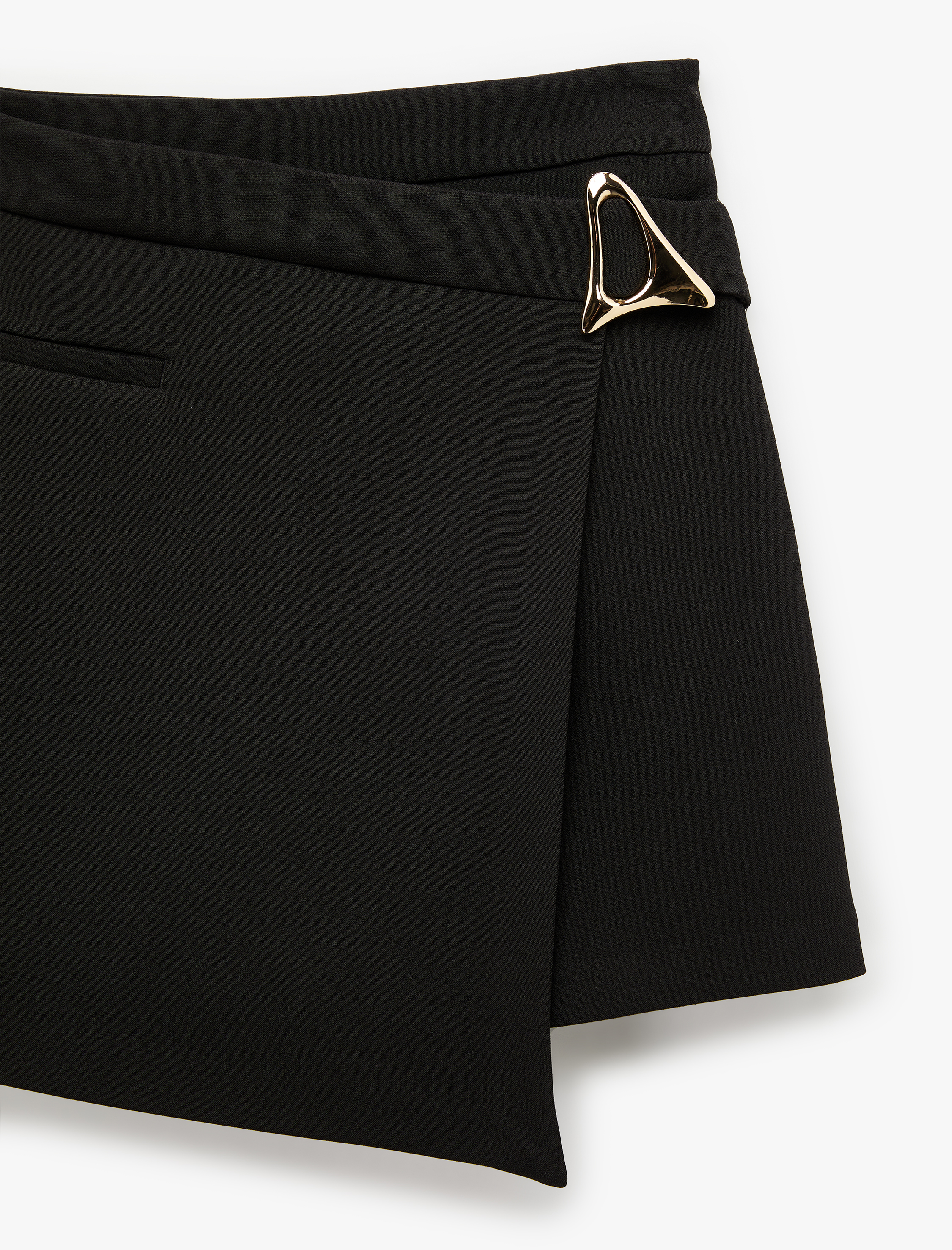   Cepli Metal Aksesuarlı Asimetrik Kesim Mini Şort Etek