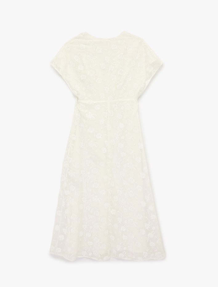  Kolsuz Slim Fit V Yaka Dantelli Midi Elbise