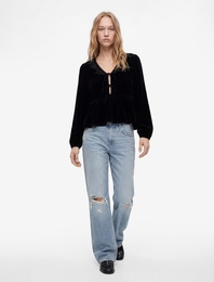 Slim Fit Balon Kol V Yaka Çiçek İşlemeli Bağcıklı Kadife Bluz