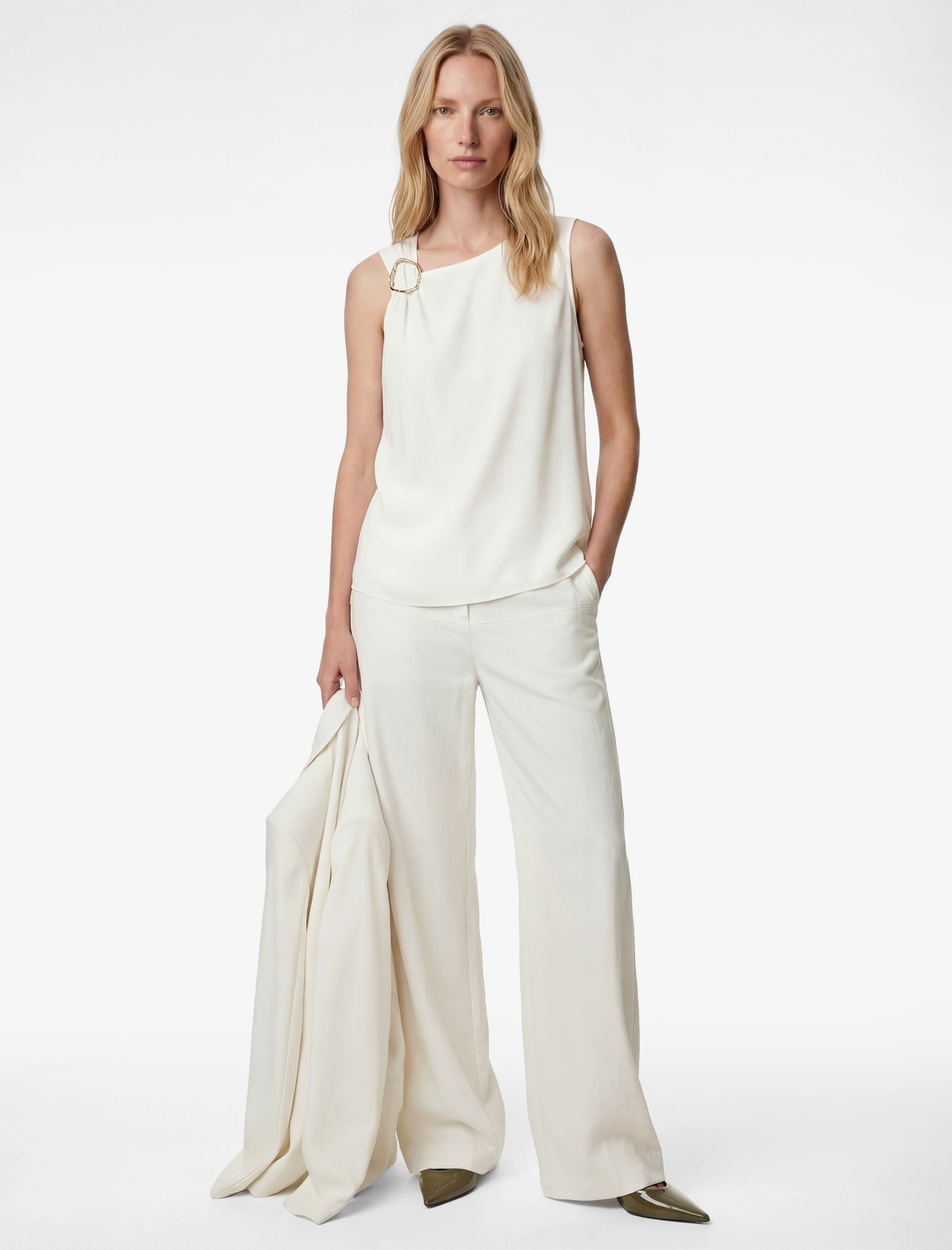   Bisiklet Yaka Kolsuz Metal Aksesuarlı Viskon Bluz