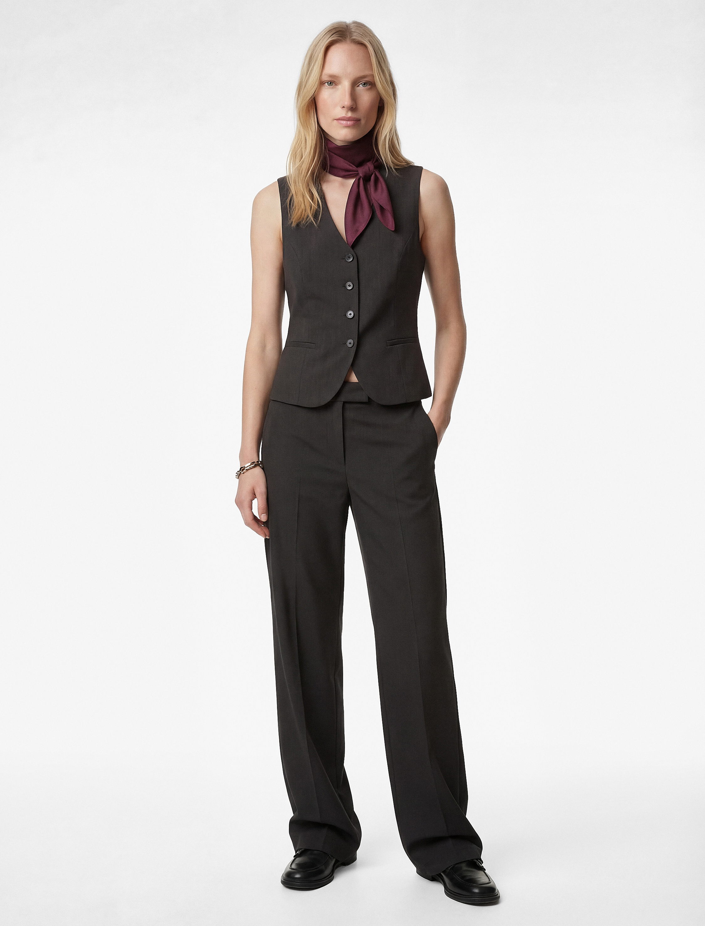   Düğmeli Kolsuz V Yaka Koyun Yünü Karışımlı Yelek