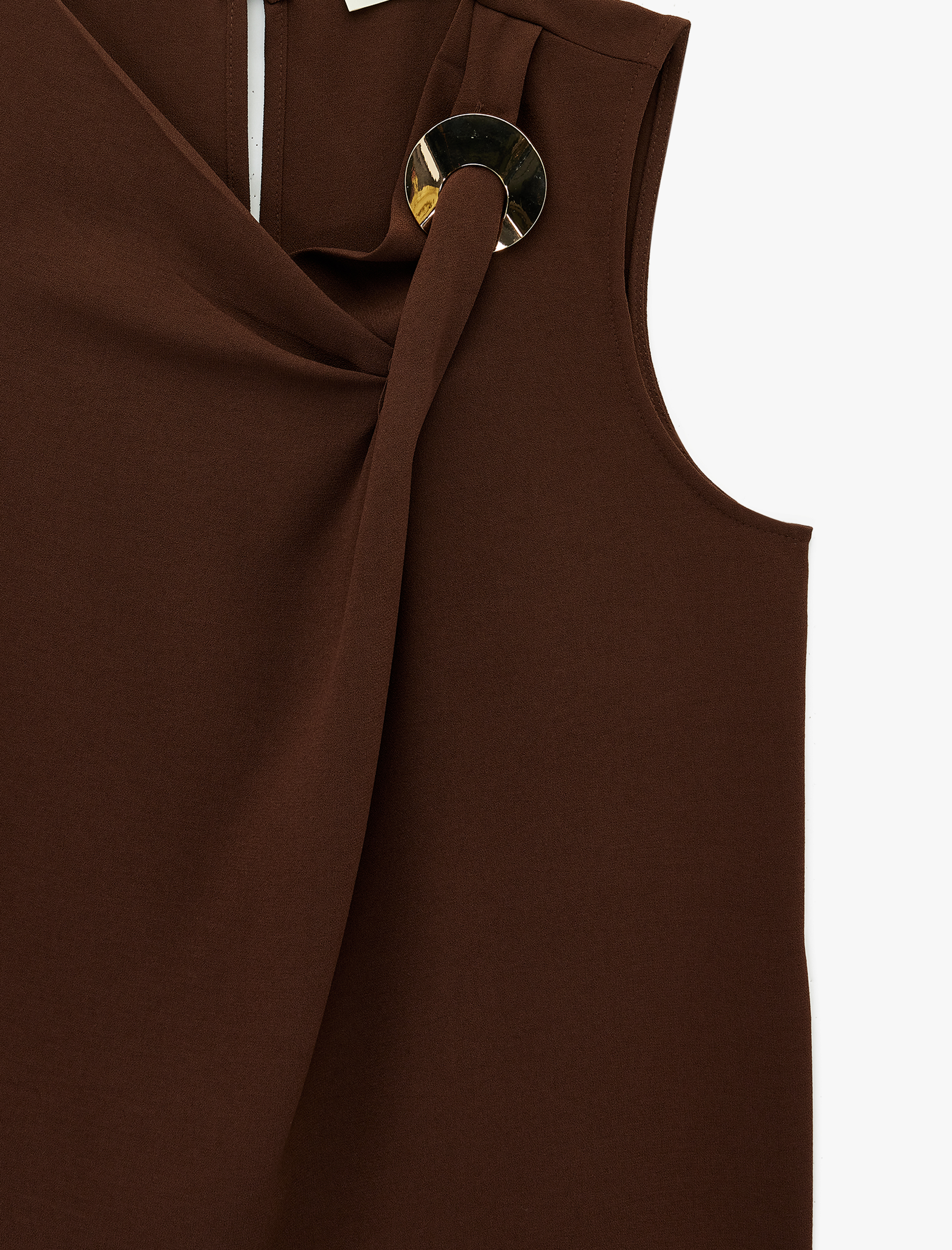   Asimetrik Yaka Metal Aksesuarlı Kolsuz Bluz