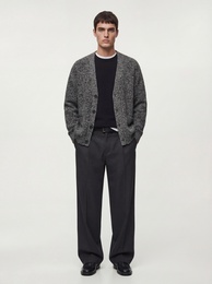 Uzun Kollu Cepli Düğmeli V Yaka Triko Hırka