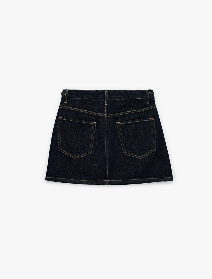  A Kesim Zincir Kemer Detaylı Mini Denim Etek