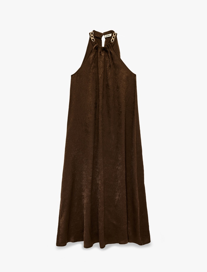  Metal Aksesuar Detaylı Dokulu Uzun Halter Yaka Saten Elbise