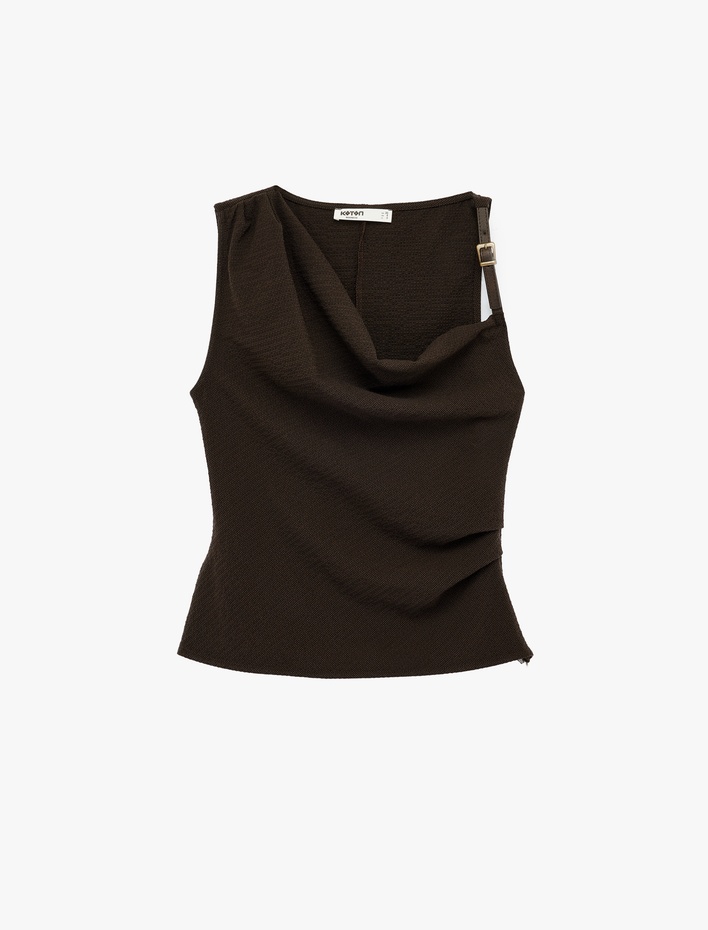  Drapeli Metal Kemer Detaylı Degaje Yaka Kolsuz Bluz