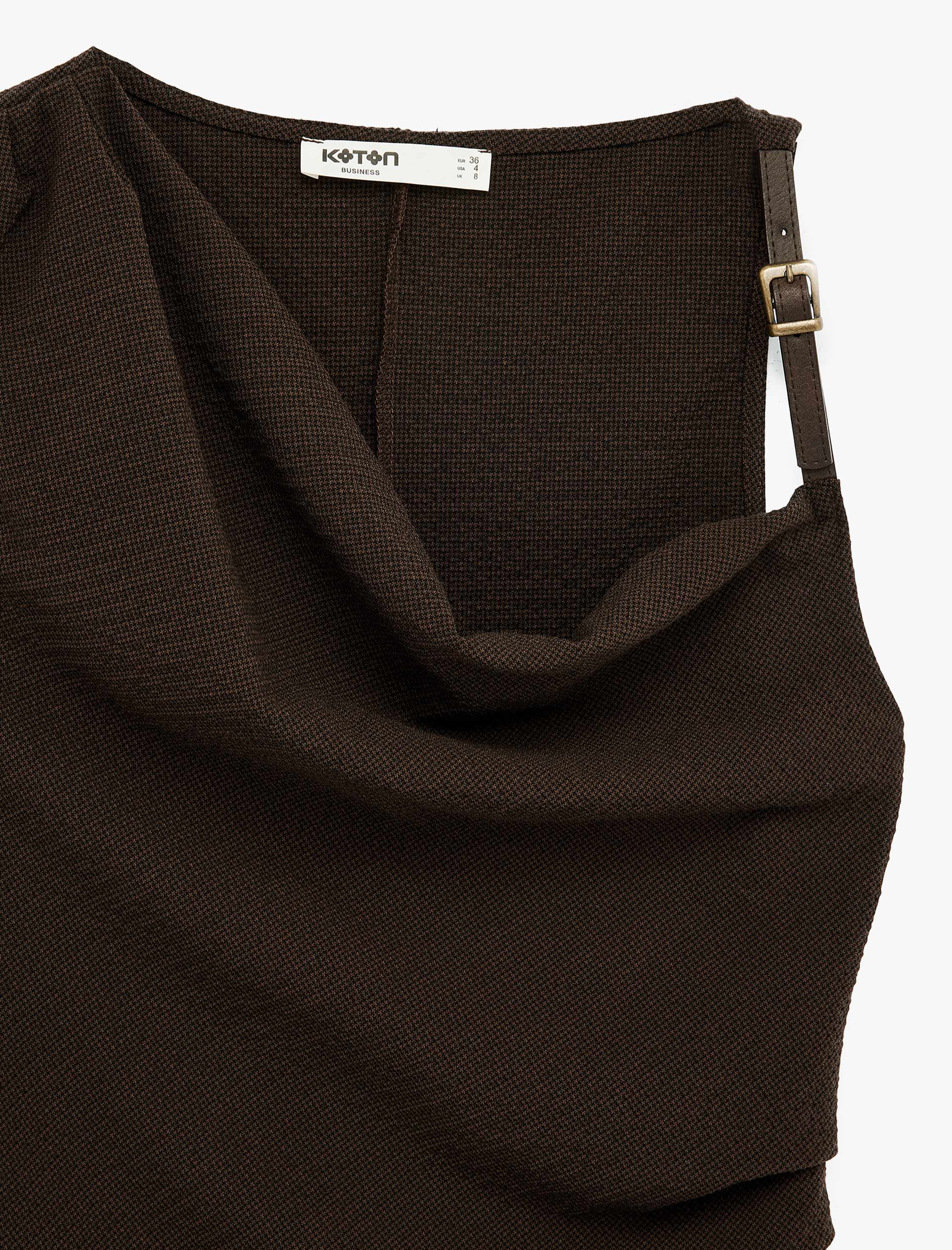   Drapeli Metal Kemer Detaylı Degaje Yaka Kolsuz Bluz