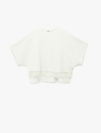Kısa Kollu Bisiklet Yaka Dokulu Dantel Detaylı Tişört