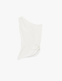 Viskon Asimetrik Metal Aksesuar Detaylı Kolsuz Bluz