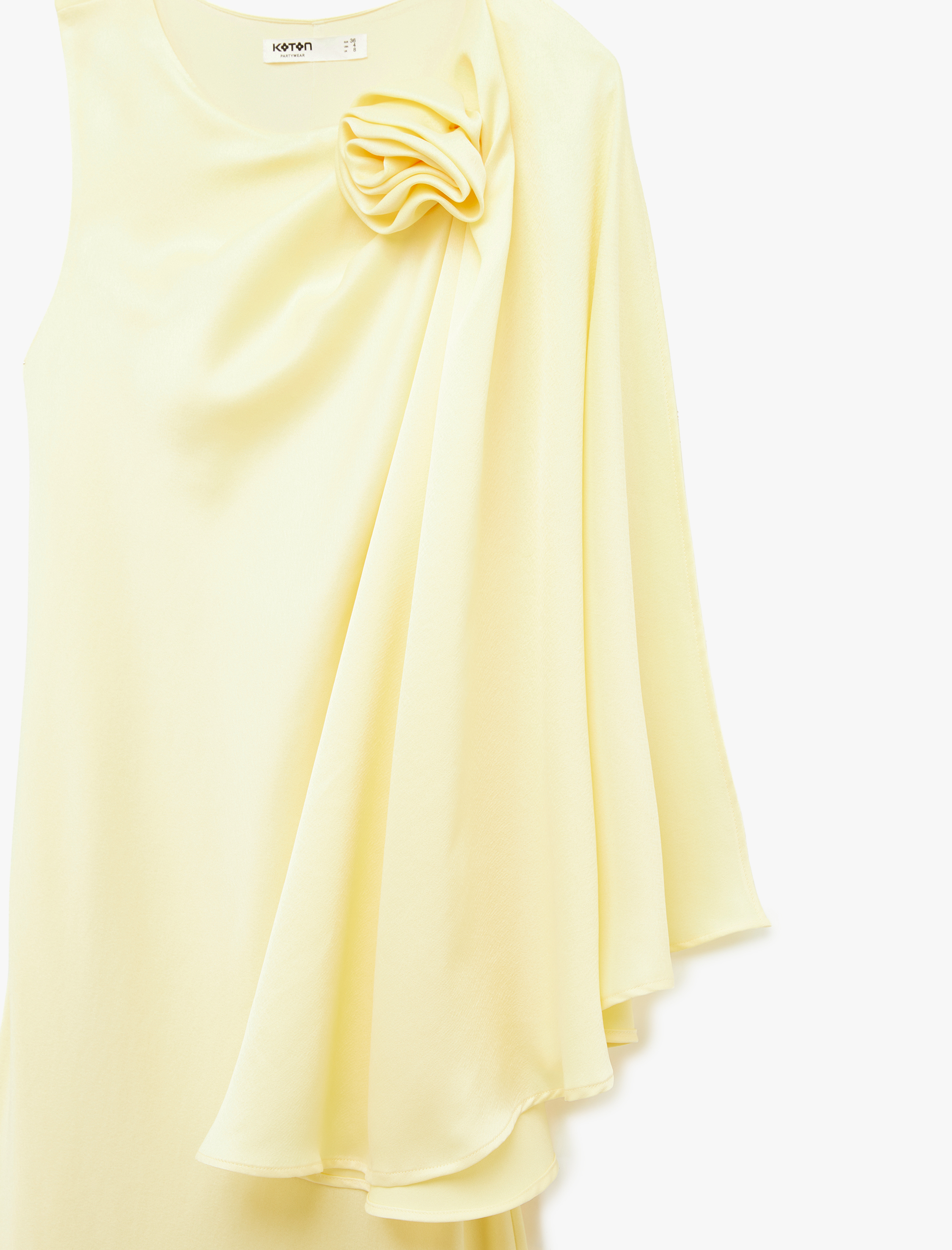   Çiçek Aplike Detaylı Bisiklet Yaka Kolsuz Uzun Saten Abiye Elbise