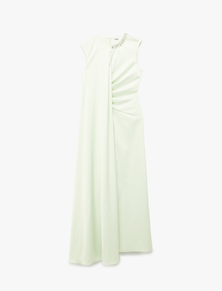  Bisiklet Yaka Kolsuz Drapeli Taş Detaylı Uzun Saten Abiye Elbise