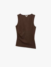 Pamuklu Asimetrik Kesim Kolsuz Kayık Yaka Bluz