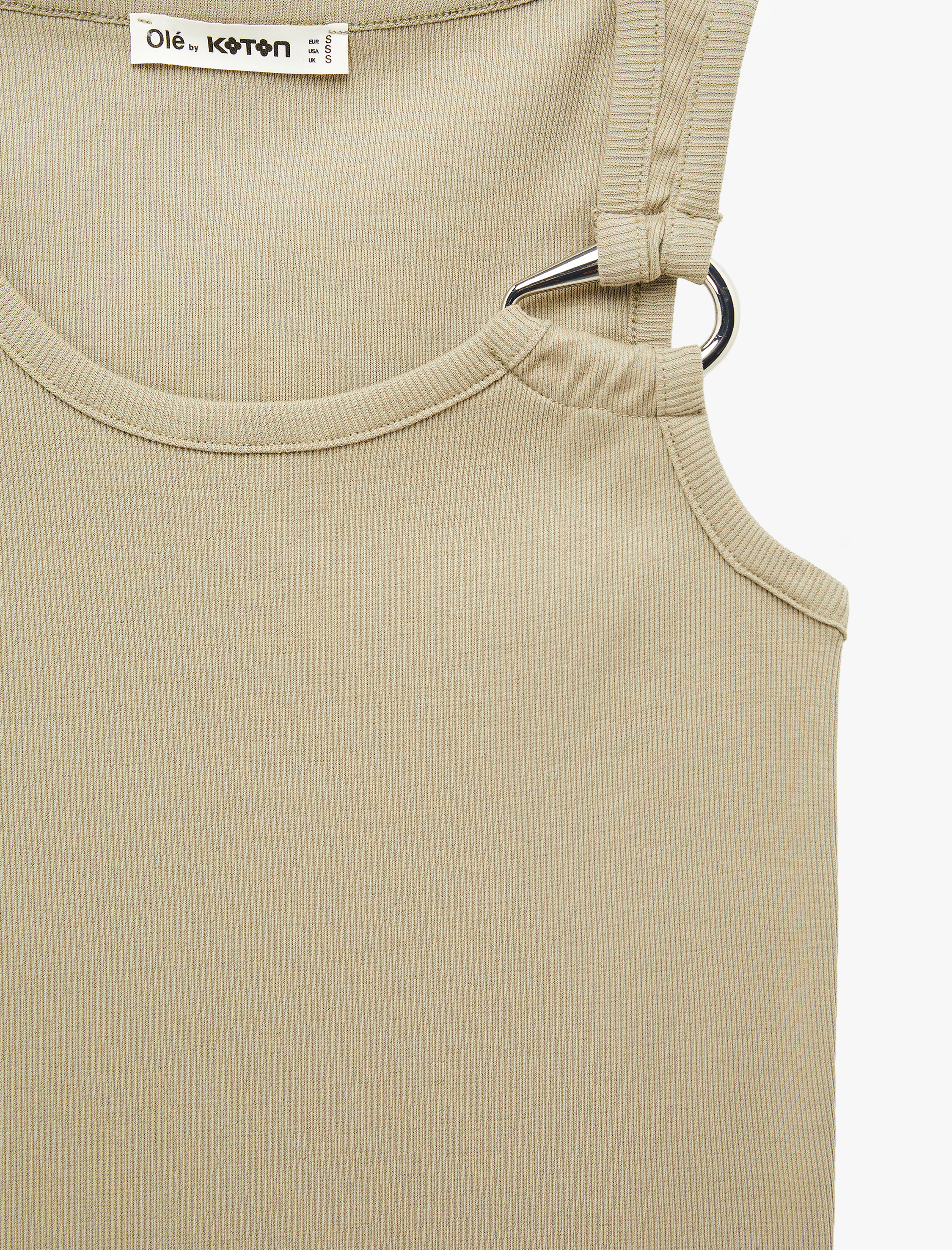   Metal Aksesuarlı Asimetrik Yaka Kolsuz Bluz