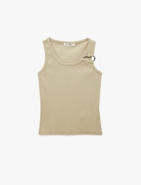 Metal Aksesuarlı Asimetrik Yaka Kolsuz Bluz