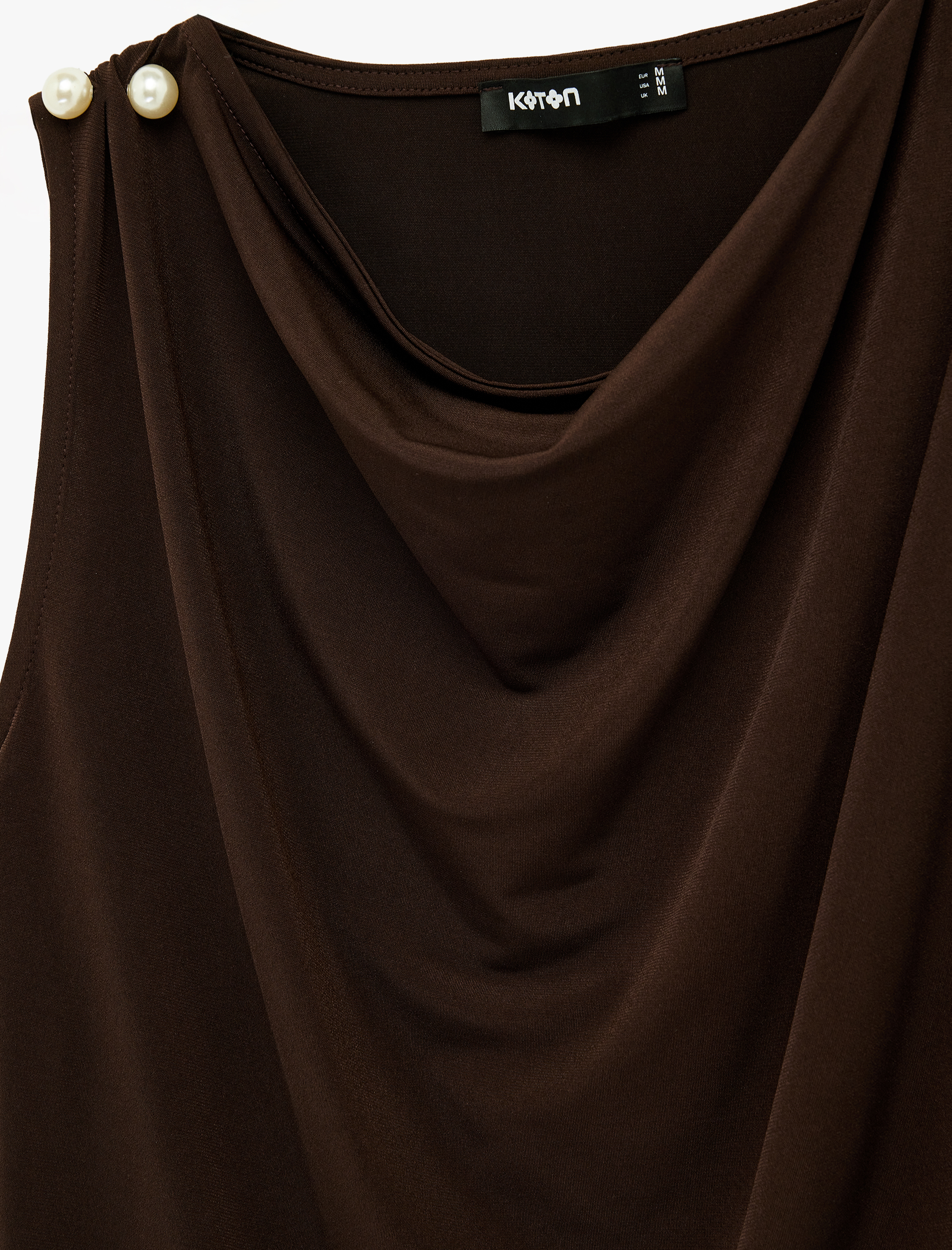   Krep Kumaş Aksesuar Detaylı Kolsuz Degaje Yaka Bluz