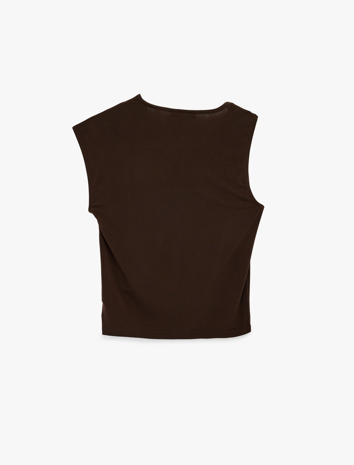  Krep Kumaş Aksesuar Detaylı Kolsuz Degaje Yaka Bluz