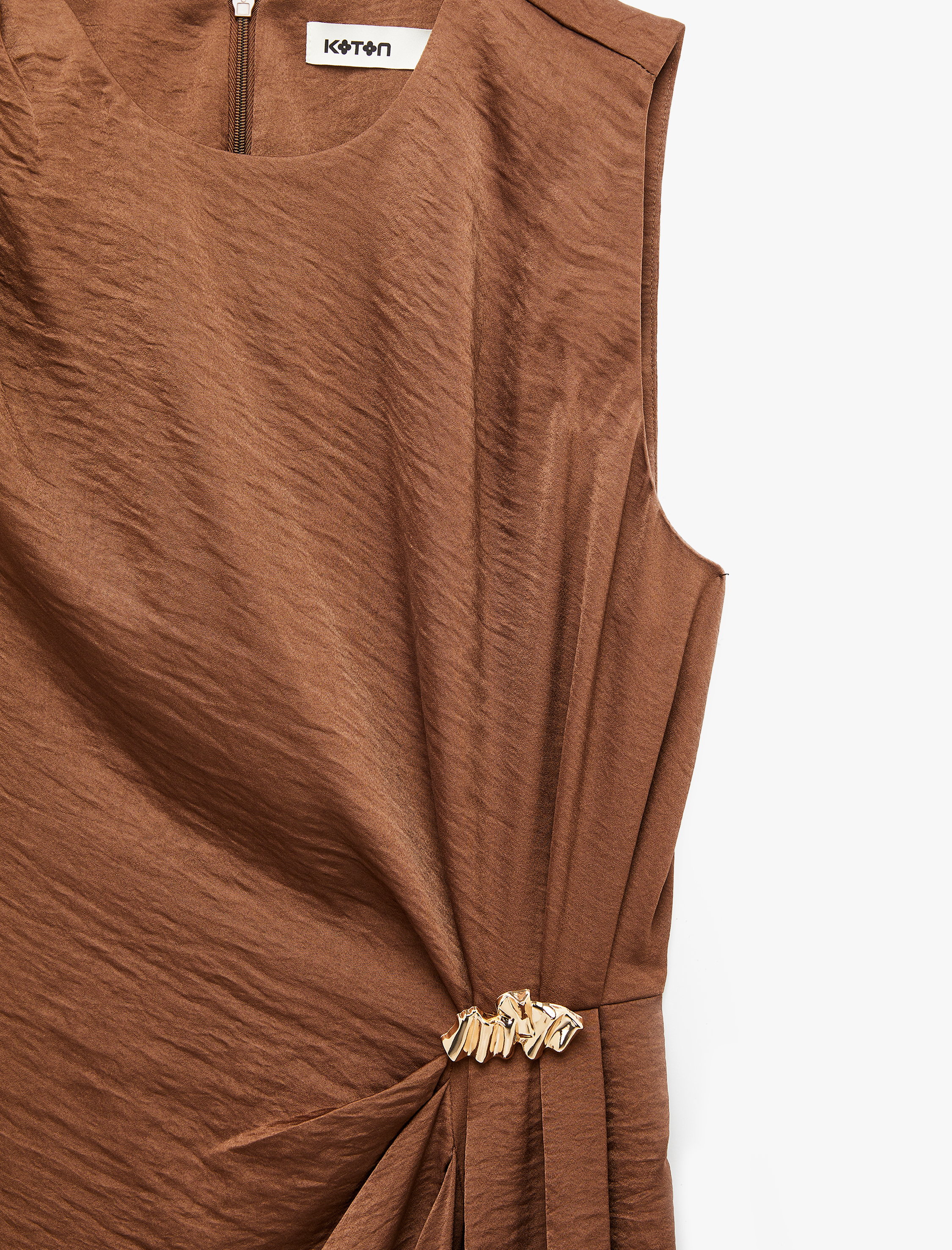   Kolsuz Bisiklet Yaka Aksesuar Detaylı Midi Boy Aerobin Saten Elbise