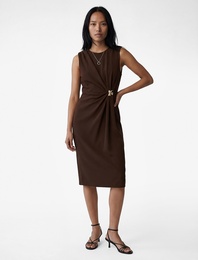 Krep Kumaş Slim Fit Aksesuarlı Kolsuz Bisiklet Yaka Midi Boy Drapeli Elbise