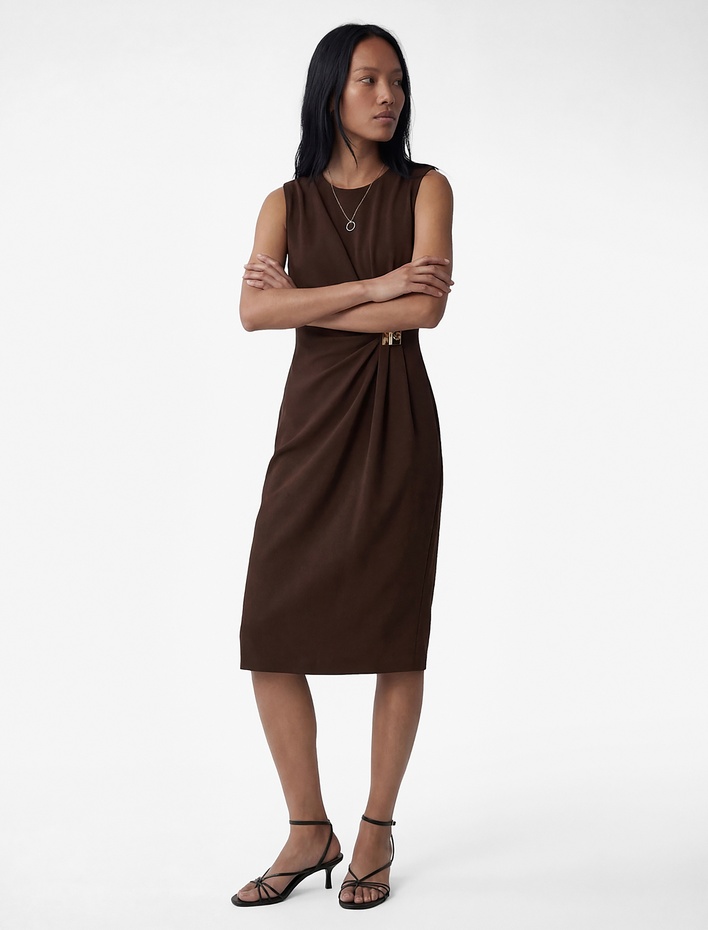  Krep Kumaş Slim Fit Aksesuarlı Kolsuz Bisiklet Yaka Midi Boy Drapeli Elbise