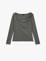 Slim Fit Uzun Kollu Aksesuar Detaylı Asimetrik Yaka Tişört