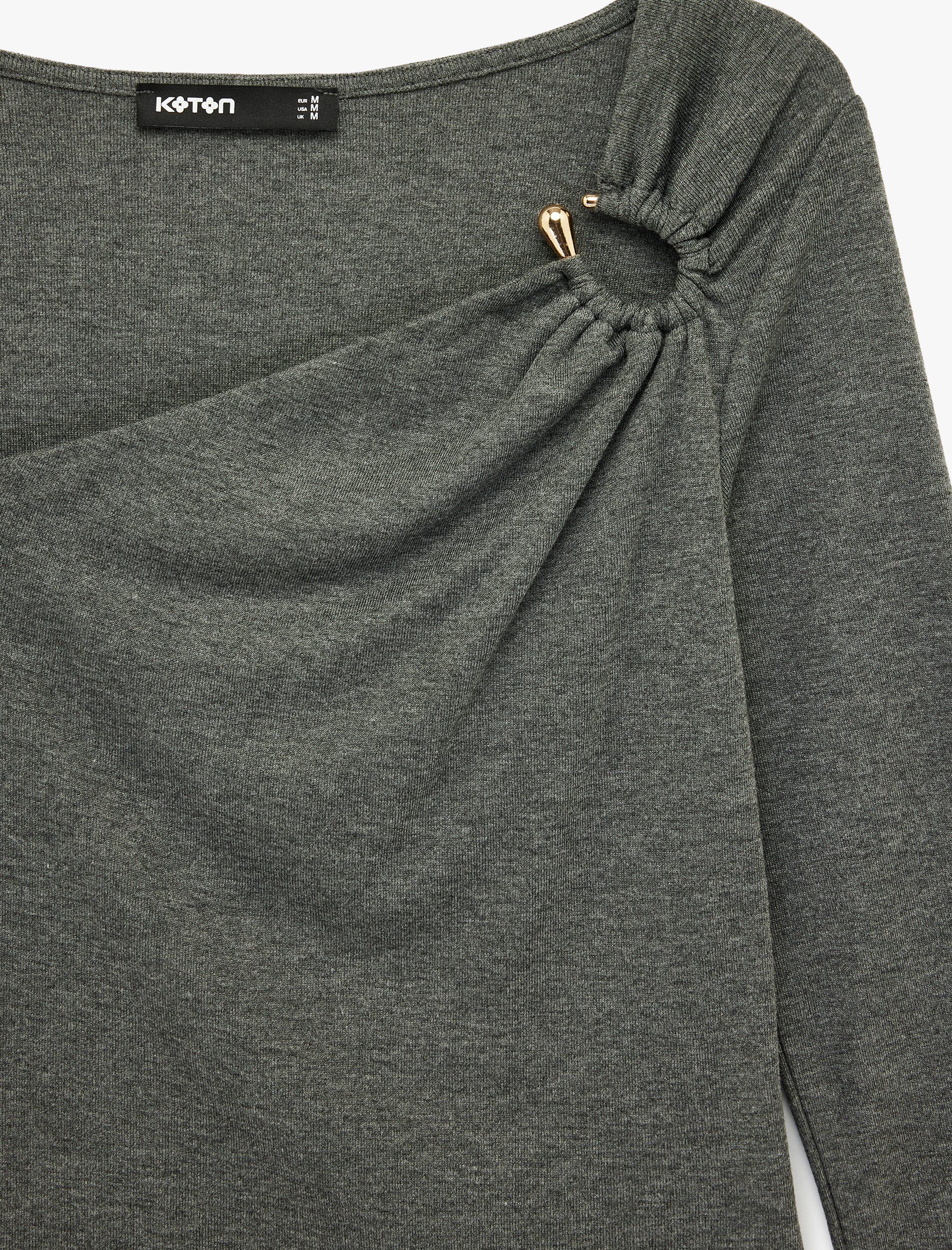   Slim Fit Uzun Kollu Aksesuar Detaylı Asimetrik Yaka Tişört