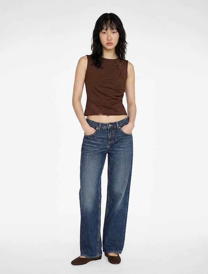  Slim Fit Kayık Yuvarlak Yaka Dantel Detaylı Kolsuz Bluz