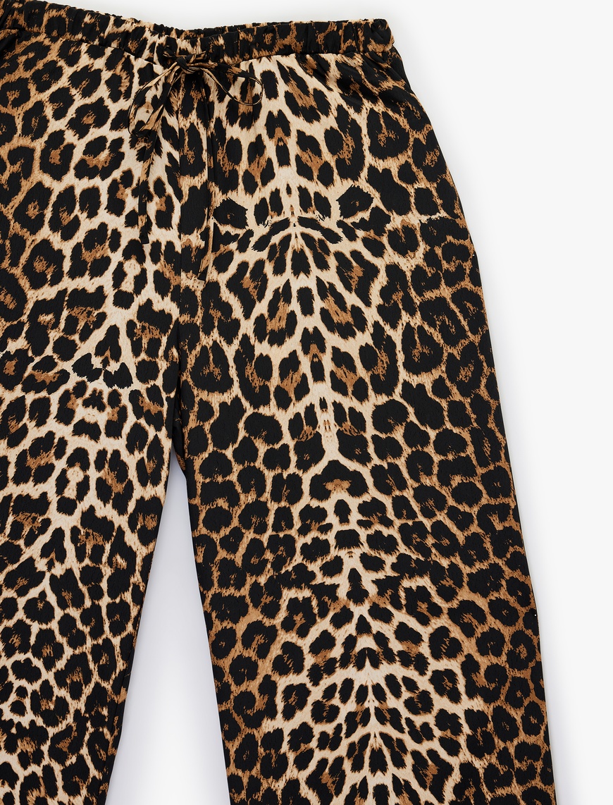Ekru Kadın Beli Bağcıklı Cepli Leopar Desenli Geniş Paça Pantolon