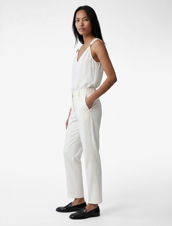  V Yaka Kolsuz Metal Aksesuarlı Viskon Bluz