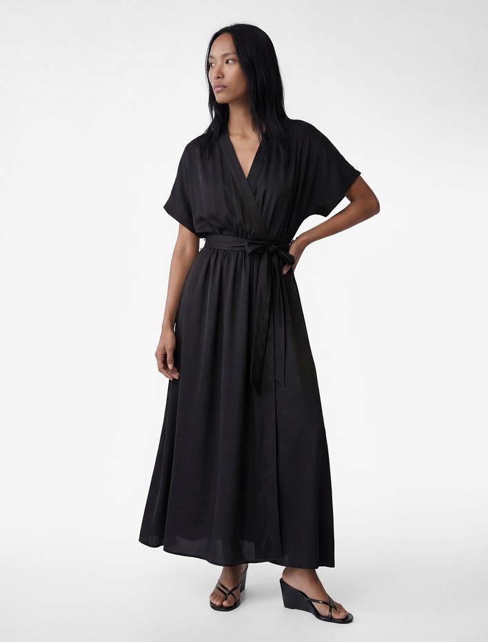  Kısa Kollu Kemer Detaylı Kruvaze Midi Saten Elbise