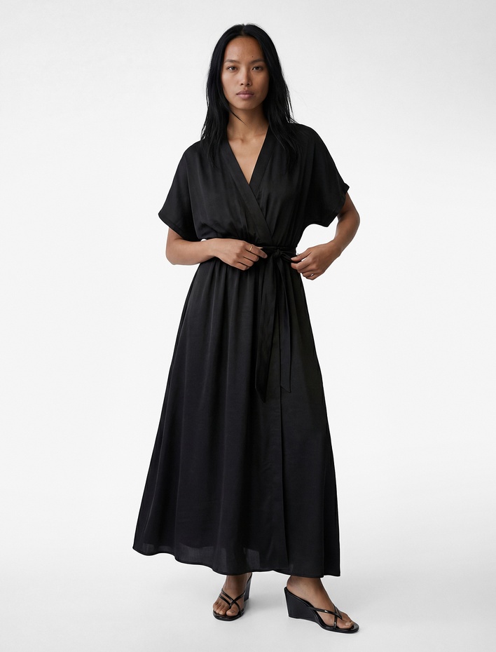  Kısa Kollu Kemer Detaylı Kruvaze Midi Saten Elbise