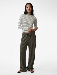 Slim Fit Uzun Kollu Geniş Hafif Dik Yaka Çizgili Tişört