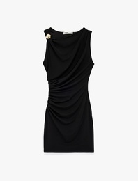 Drapeli Degaje Yaka Kolsuz Metal Aksesuarlı Mini Elbise