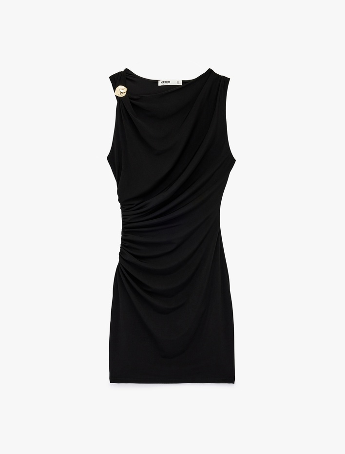  Drapeli Degaje Yaka Kolsuz Metal Aksesuarlı Mini Elbise