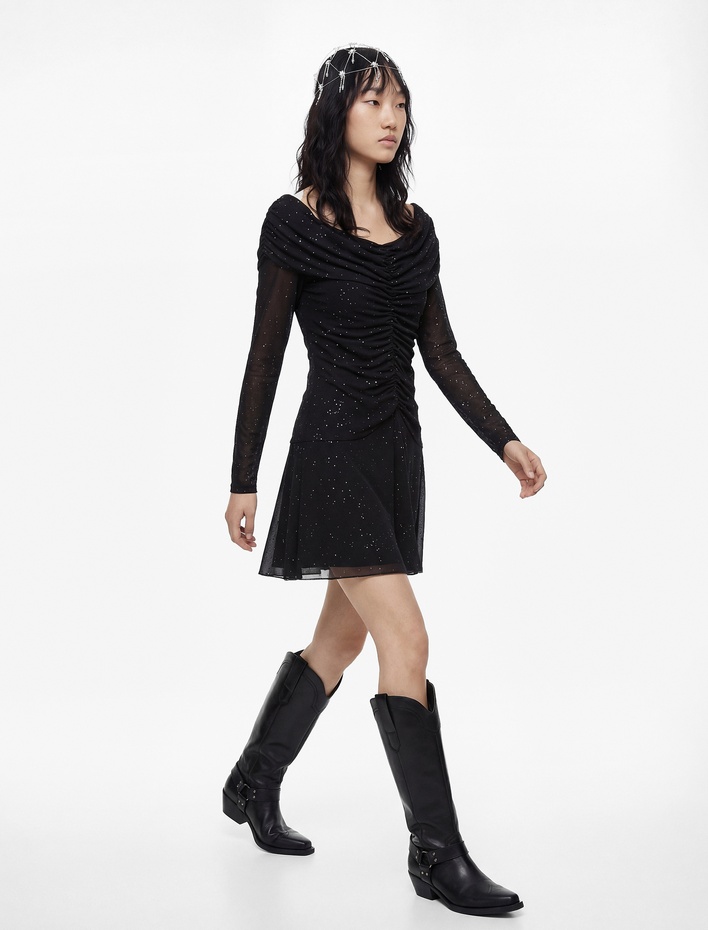  Omzu Açık Uzun Kollu Drapeli Simli Mini Tül Elbise