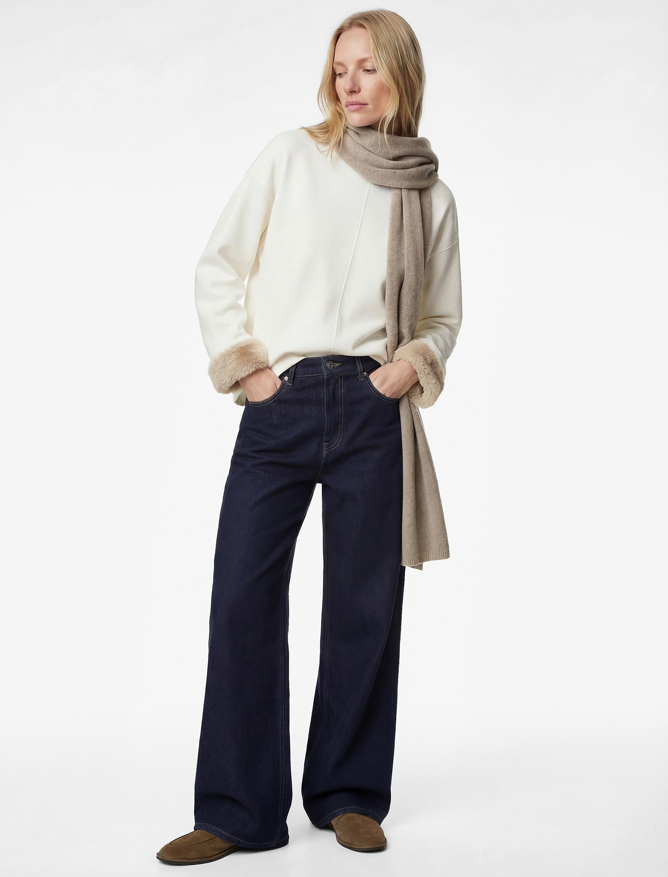   Uzun Kollu Manşetleri Suni Kürk Detaylı Yuvarlak Yaka Sweatshirt