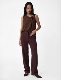 Asimetrik Yaka Metal Aksesuarlı Kolsuz Bluz