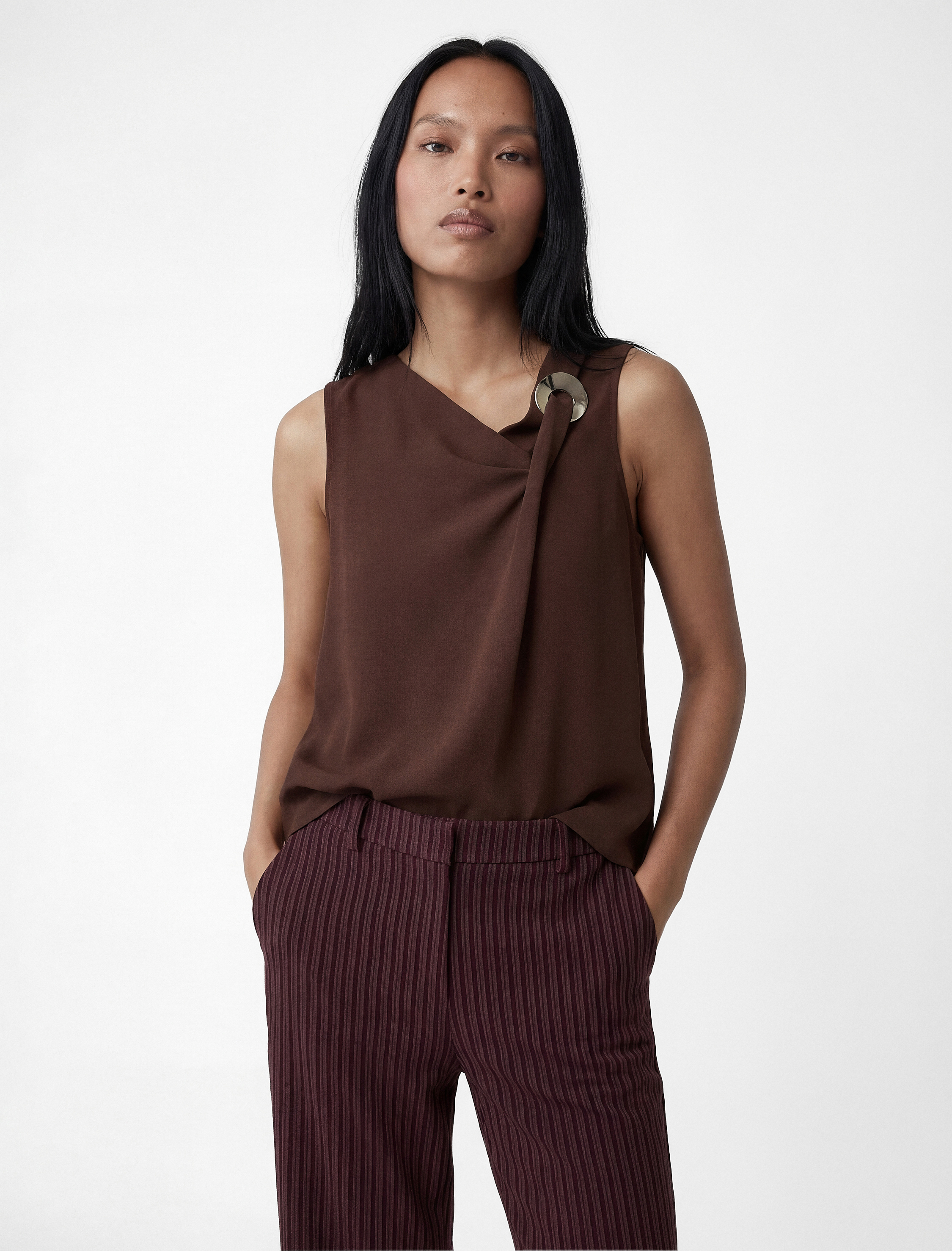   Asimetrik Yaka Metal Aksesuarlı Kolsuz Bluz