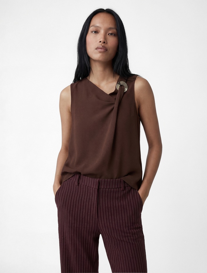  Asimetrik Yaka Metal Aksesuarlı Kolsuz Bluz