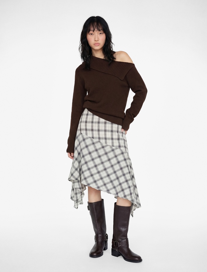  Dar Kesim Uzun Kollu Kayık Yaka Triko Omzu Açık Kazak